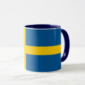 Schwarze Combo-Tasse mit schwedischer Flagge Tasse (VorderseiteRechts)