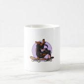 Schwarze Dackel Dackel Würstchen auf Skateboard Kaffeetasse (Mittel)