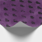 Schwarze Distressive Herzen auf Lila Geschenkpapier (Ecke)