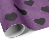Schwarze Distressive Herzen auf Lila Geschenkpapier (Rolleneckpunkt)