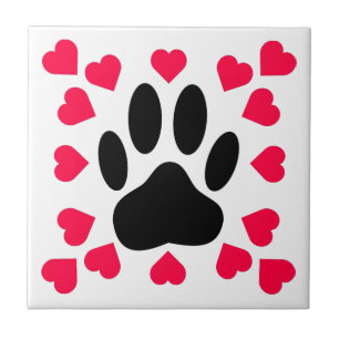 Schwarze Dog Paw Druck mit Herzformen Fliese