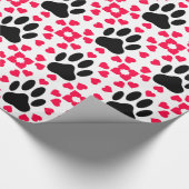 Schwarze Dog Paw Druck mit Herzformen Geschenkpapier (Ecke)