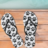 Schwarze Dog Paw druckt auf Weiß Badesandalen