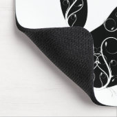 Schwarze Dog Pfosten mit weißen Schnörkeln Mousepad (Ecke)