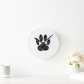 Schwarze Dog Pfosten mit weißen Schnörkeln Runde Wanduhr (Zuhause)