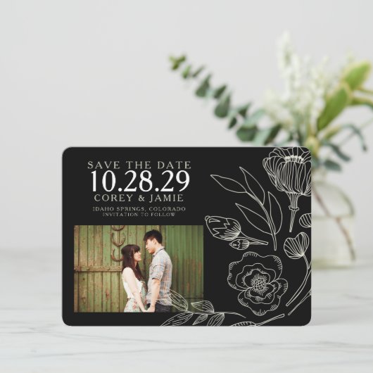 Schwarze Elegante Blumenhochzeit Save The Date (Stehend Vorderseite)