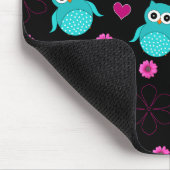 Schwarze Eulenmusterrosa-Herz-Blumen Mousepad (Ecke)
