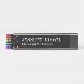 Schwarze farbige Crayons & Stars Lehrer Name Schreibtischnamensplakette (Vorderseite )