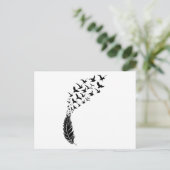 Schwarze Feder mit fliegenden Vögeln Postkarte (Stehend Vorderseite)