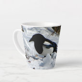 Schwarze Felswand Magpie Latte Tasse (Linke Ecke)