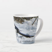 Schwarze Felswand Magpie Latte Tasse (Rechte Ecke)
