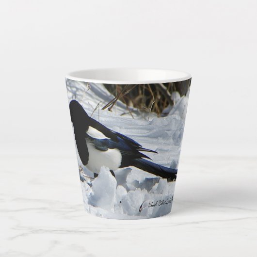 Schwarze Felswand Magpie Latte Tasse (Vorderseite)