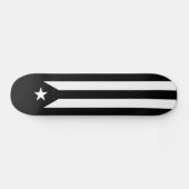 Schwarze Flagge von Puerto Rico Skateboard (Horizontal)
