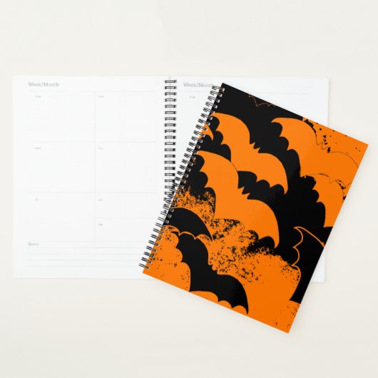 Schwarze Fledermäuse im Flugorange Planer (Anzeige)