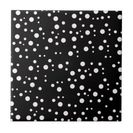 Schwarze Fliesen mit weißer Keramik