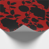 Schwarze Flora Toile auf Rot Geschenkpapier (Ecke)