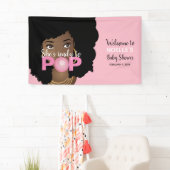 Schwarze Frau, Bereit zum Pop, Bubblegum, Rosa Banner (Insitu)