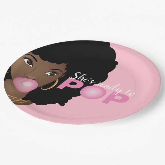 Schwarze Frau, Bereit zum Pop, Bubblegum, Rosa Pappteller (Schrägansicht)