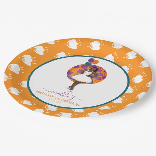 Schwarze Frau, Birthday Balloons & Blume, Orange Pappteller (Schrägansicht)