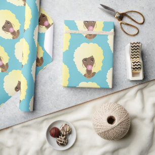 Schwarze Frau, blonde Afro, rosa Bubblegum, blau Geschenkpapier