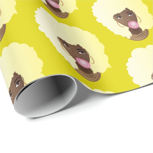 Schwarze Frau, blonde Afro, rosa Bubblegum, gelb Geschenkpapier (Rolleneckpunkt)