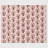 Schwarze Frau, Blume in ihrem rosa Naturhaar, rosa Geschenkpapier (Flach)