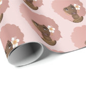 Schwarze Frau, Blume in ihrem rosa Naturhaar, rosa Geschenkpapier (Rolleneckpunkt)
