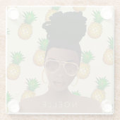 Schwarze Frau, Gold-Shades, Ananas-Muster, Beige Glasuntersetzer (Rückseite)