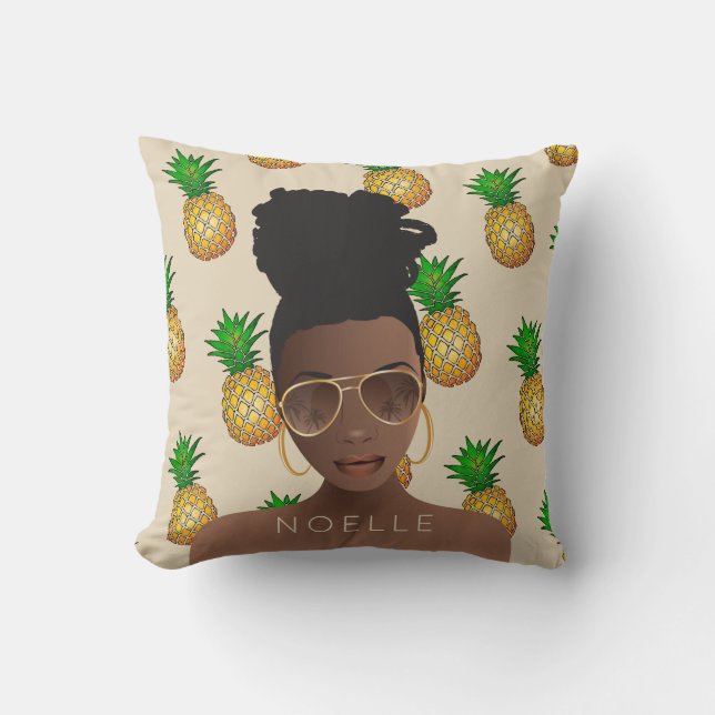Schwarze Frau, Gold-Shades, Ananas-Muster, Beige Kissen (Vorderseite)