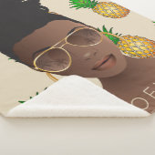 Schwarze Frau, Gold-Shades, Ananas-Muster, Beige Sherpadecke (3/4)