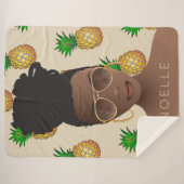 Schwarze Frau, Gold-Shades, Ananas-Muster, Beige Sherpadecke (Vorderseite (Horizontal))