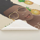 Schwarze Frau, Gold-Shades, Ananas-Muster, Beige Sherpadecke (3/4)
