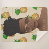 Schwarze Frau, Gold-Shades, Ananas-Muster, Beige Sherpadecke (Vorderseite (Horizontal))