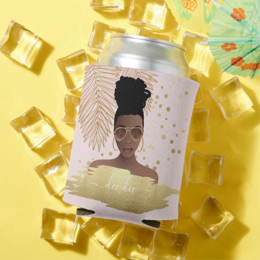 Schwarze Frau, Gold-Shades & Palm-Blätter, rosa Dosenkühler (In Situ Sommer)