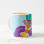 Schwarze Frau im Lounging im Pool, Ihre erste Zweifarbige Tasse (Vorderseite Links)