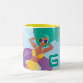 Schwarze Frau im Lounging im Pool, Ihre erste Zweifarbige Tasse (Mittel)