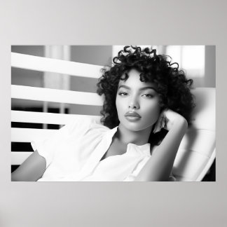 Schwarze Frau in einem modernen Chaise Lounge B&W Poster
