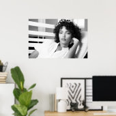 Schwarze Frau in einem modernen Chaise Lounge B&W  Poster (Heimbüro)