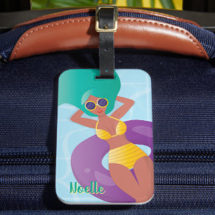 Schwarze Frau in Lounges im Pool Gepäckanhänger