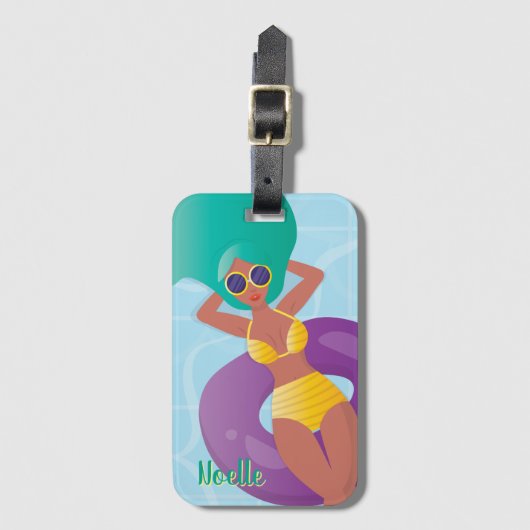 Schwarze Frau in Lounges im Pool Gepäckanhänger (Vorderseite Vertikal)