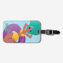 Schwarze Frau in Lounges im Pool