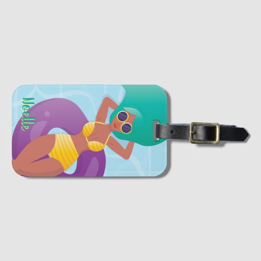 Schwarze Frau in Lounges im Pool Gepäckanhänger (Vorderseite (Horizontal))