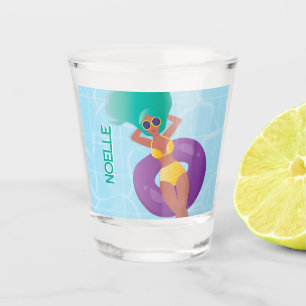 Schwarze Frau in Lounges im Pool Schnapsglas