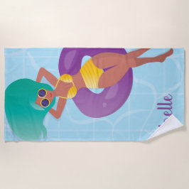 Schwarze Frau in Lounges im Pool Strandtuch