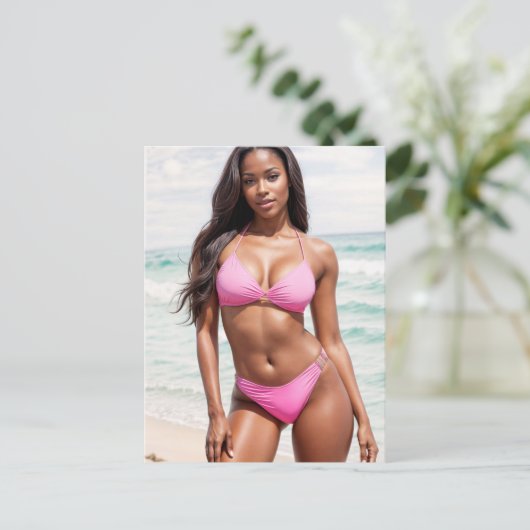 Schwarze Frau in rosa Bikini Postkarte (Stehend Vorderseite)