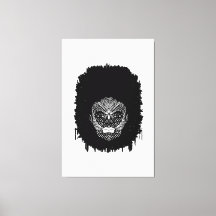 Schwarze Frau mit afrikanischen Stammesfeldern