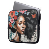 Schwarze Frau mit Blume im Haar Laptopschutzhülle (Vorderseite Links)