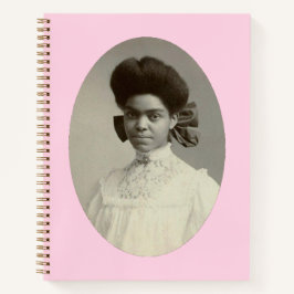 Schwarze Frau mit Fairbow Pink Notizblock