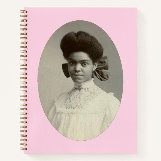 Schwarze Frau mit Fairbow Pink Notizblock (Vorderseite)