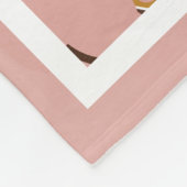 Schwarze Frau mit rosa Afro, Ihr Name Fleecedecke (Ecke)